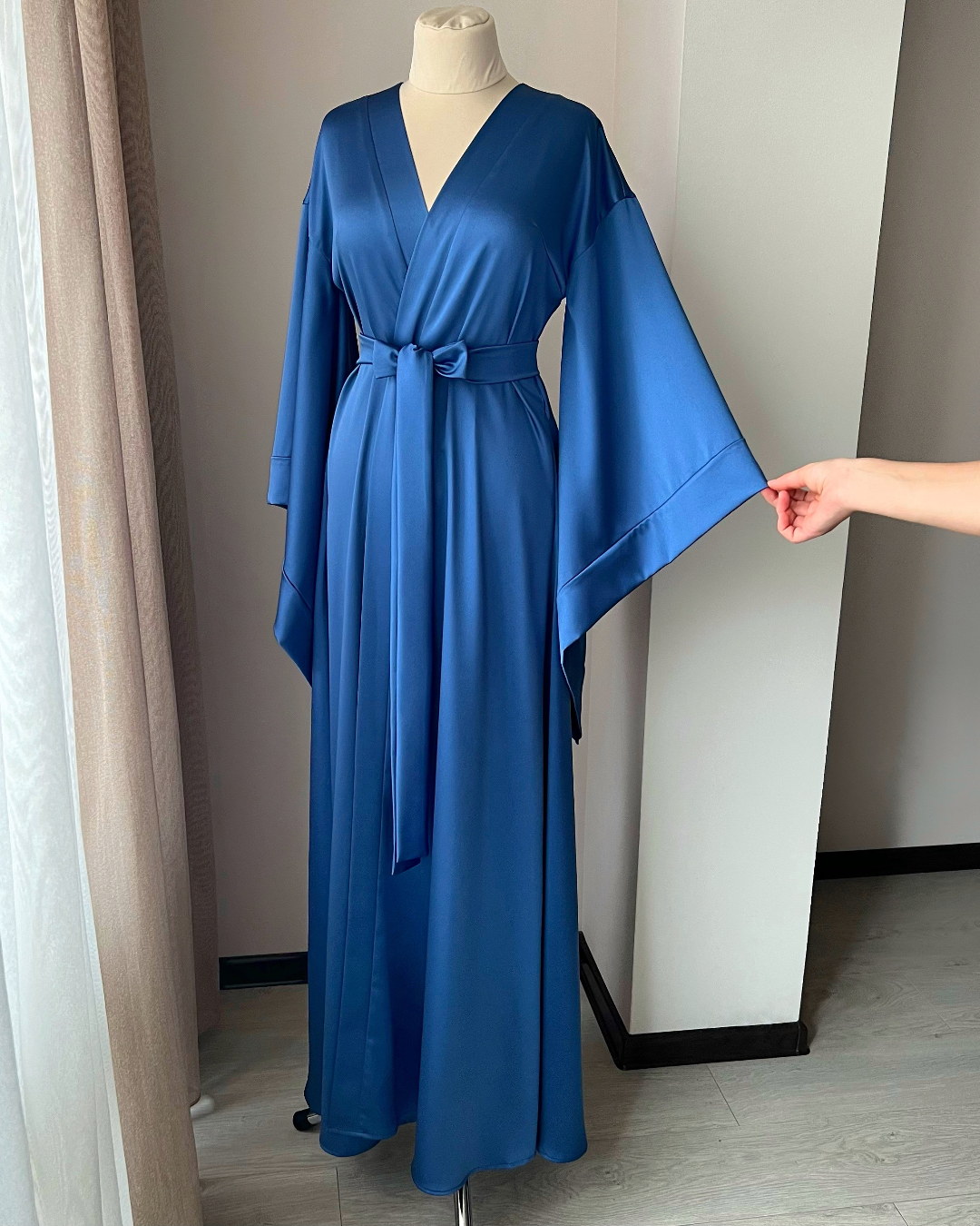 a woman's blue dress on a mannequin