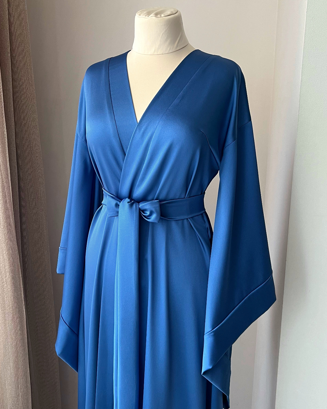 a woman's blue dress on a mannequin