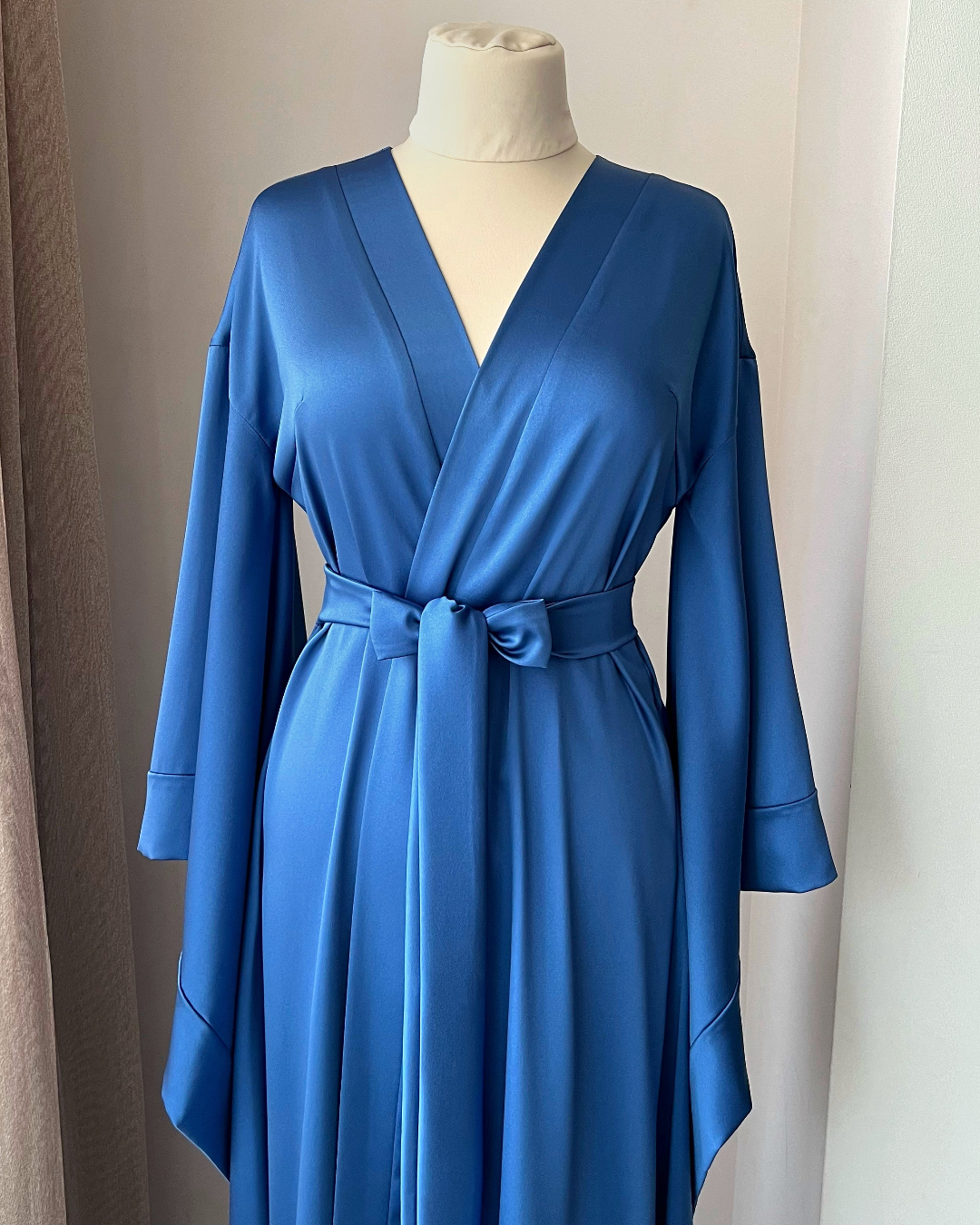 a woman's blue dress on a mannequin