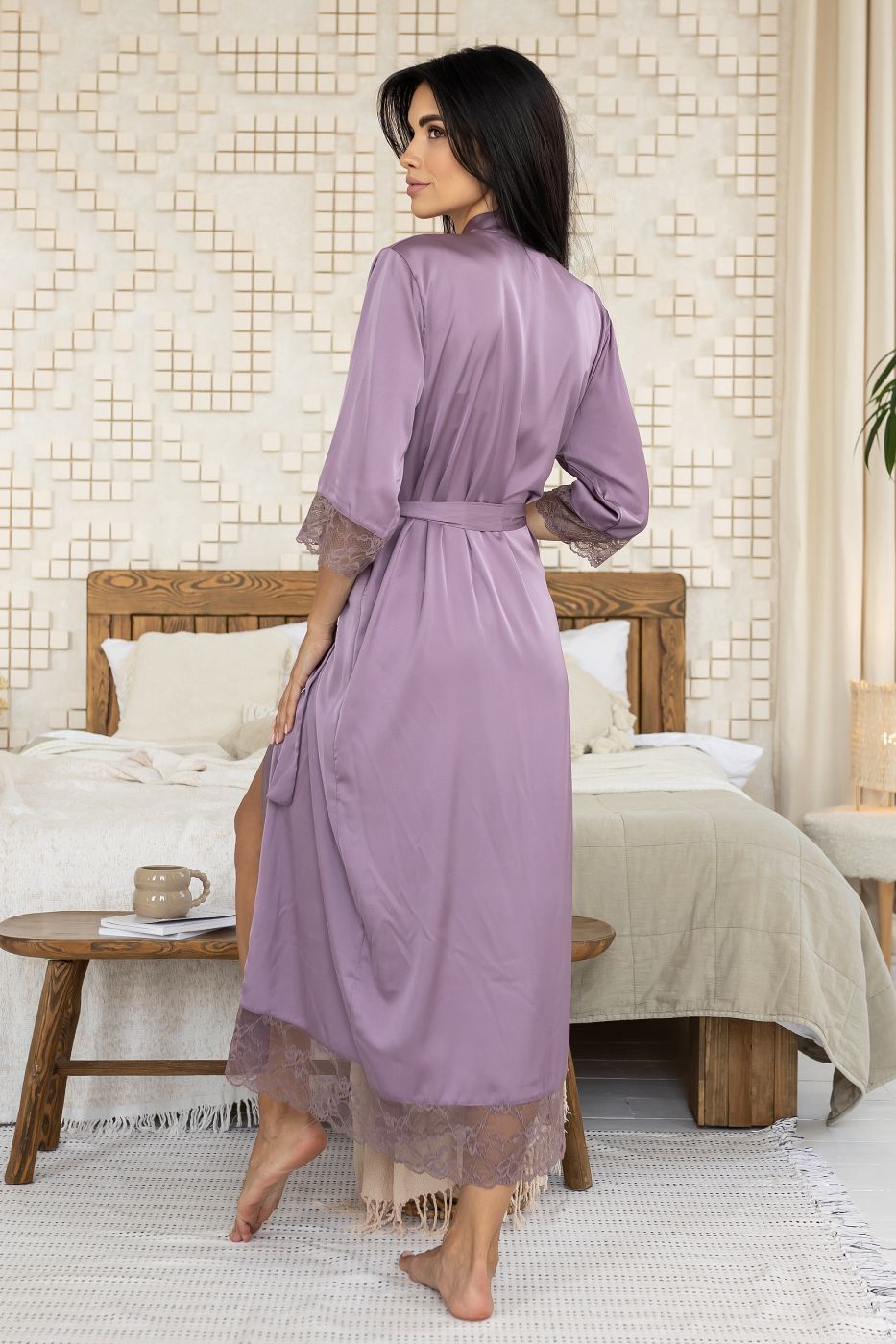 Жінка в довгому ліловому халаті читає книгу – атмосферне фото в спальні