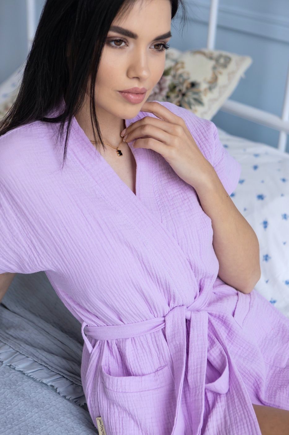 Легкий мусліновий халат кольору лаванди, жіночий халат з кишенями та поясом, фото на кухні.