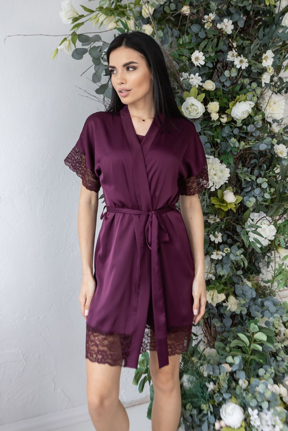 атласний  фіолетовий жіночий халат з мереживом на рукавах і подолі, вигляд спереду