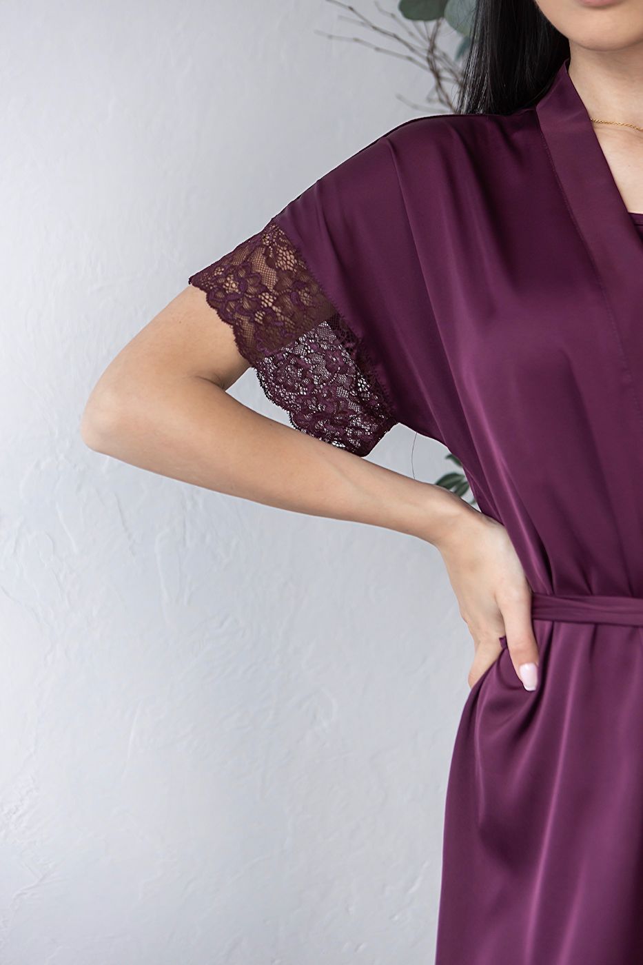 атласний  фіолетовий жіночий халат з мереживом на рукавах і подолі, вигляд спереду