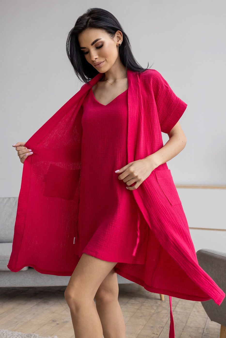 Романтичний образ у мусліновому халаті фуксія з нічною сорочкою — комфортна жіноча піжама