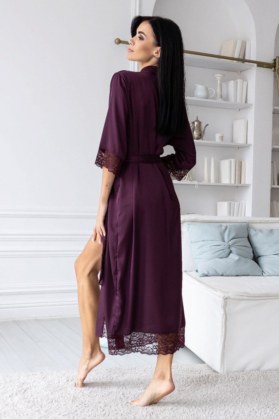 Жіночий фіолетовий халат з мереживом на рукавах — вигляд спереду, модель стоїть