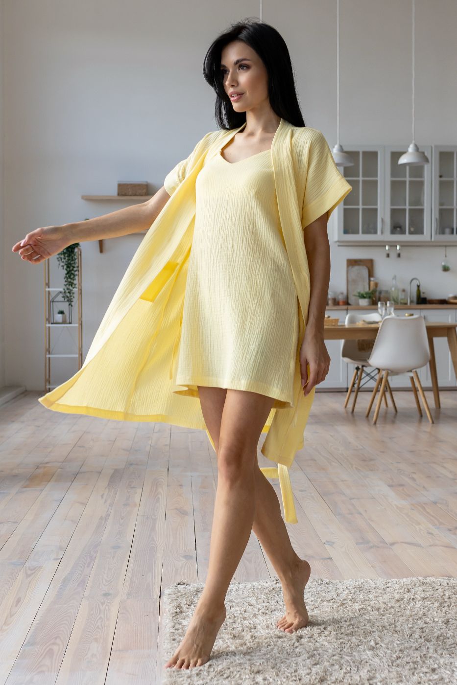 Літній жіночий комплект халат і сорочка з мусліну у русі, жовтий колір.