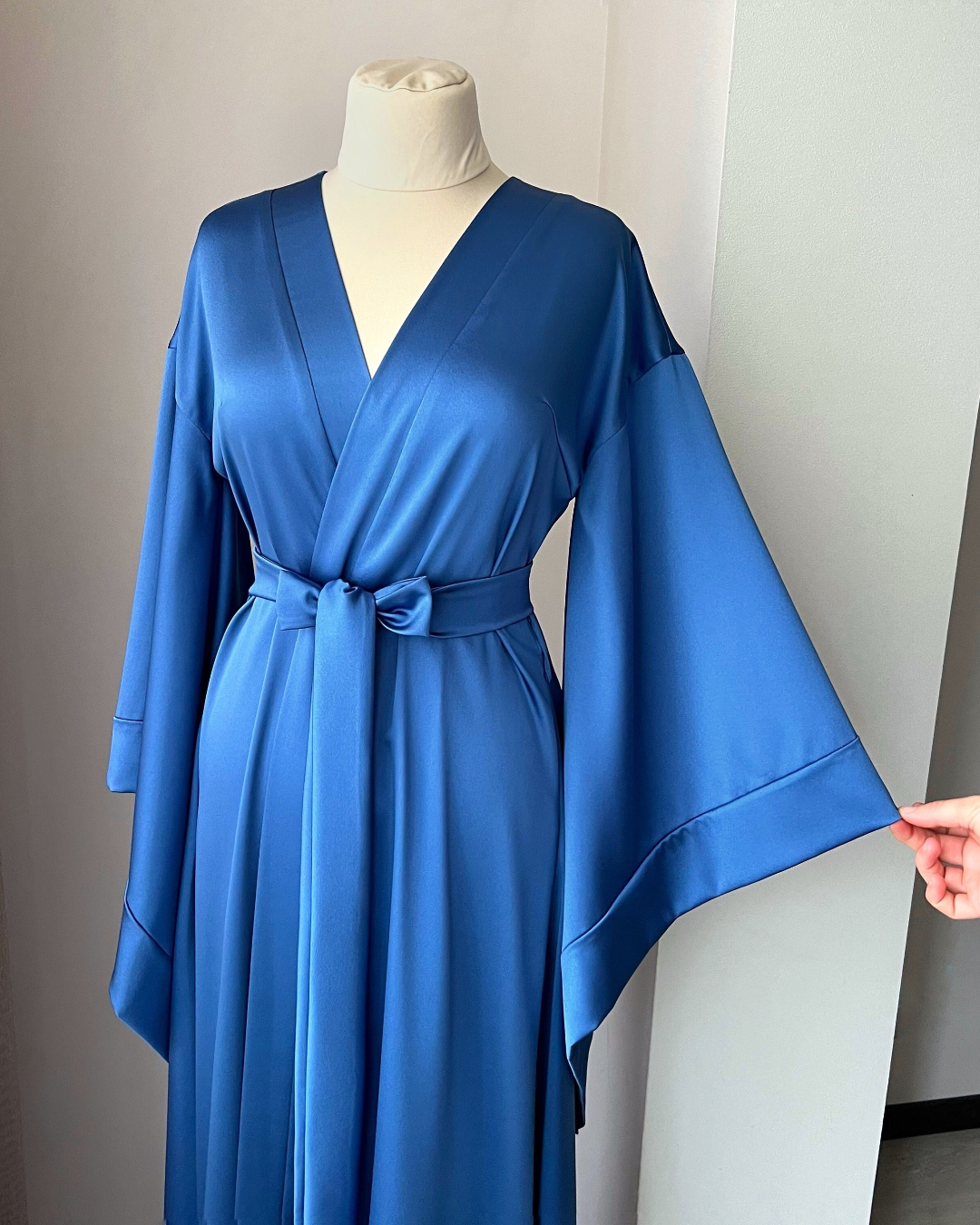 a woman's blue dress on a mannequin