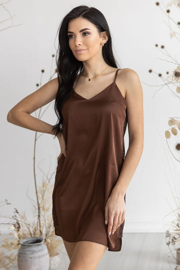 Коротка нічна сорочка шоколадного кольору з глибоким вирізом — вигляд спереду