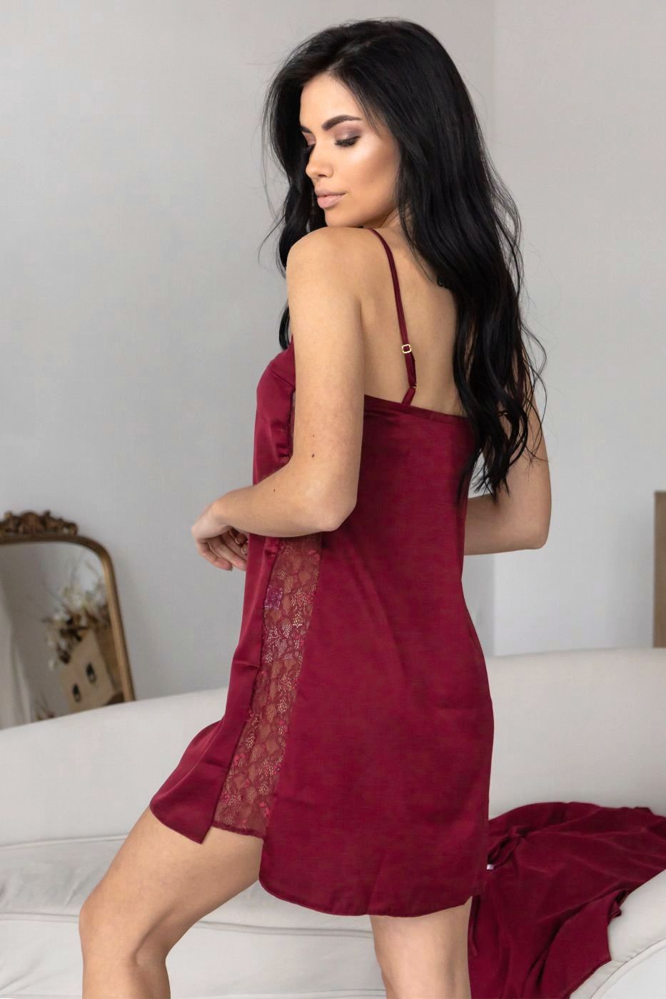 Вид ззаду: жіноча нічна сорочка кольору бордо з мереживом і відкритою спиною
