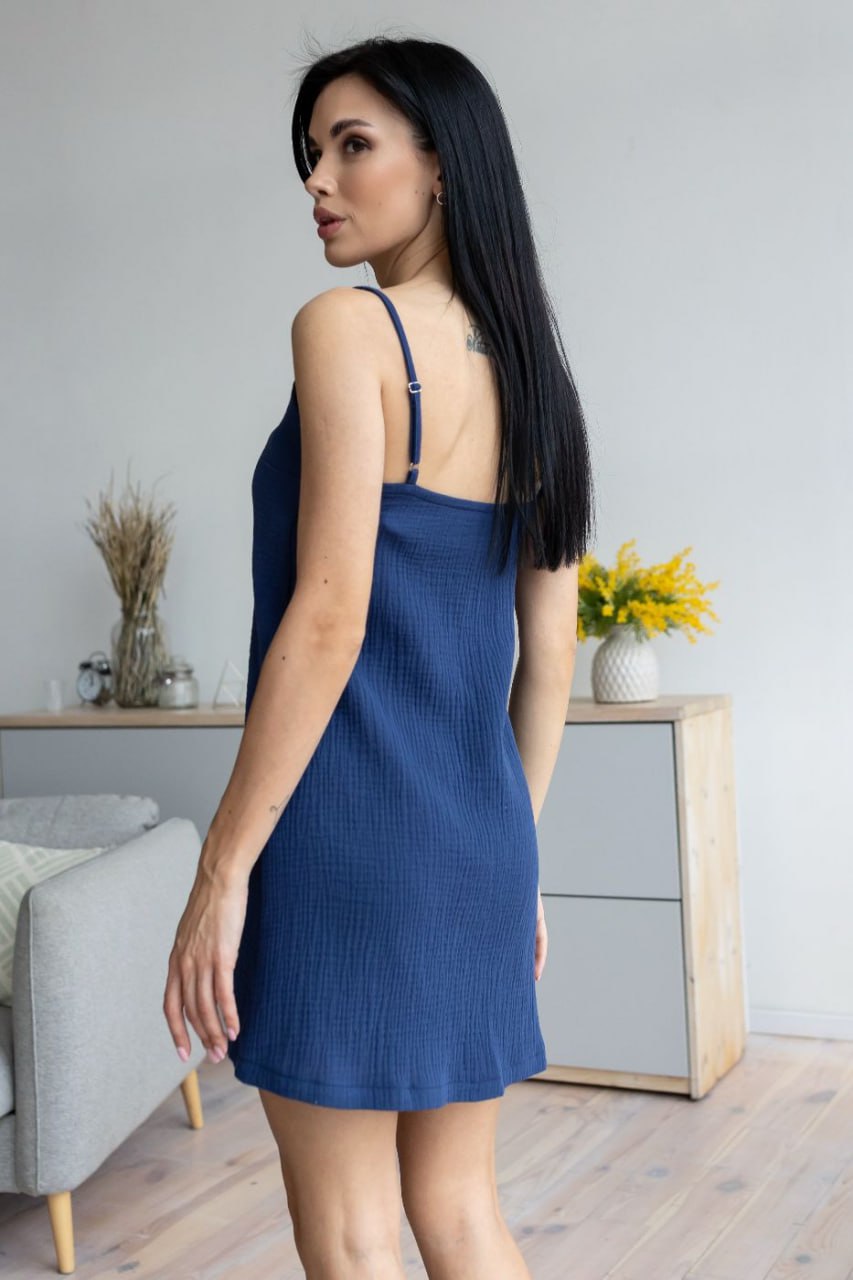 Легка муслінова нічна сорочка темно-синя на моделі

