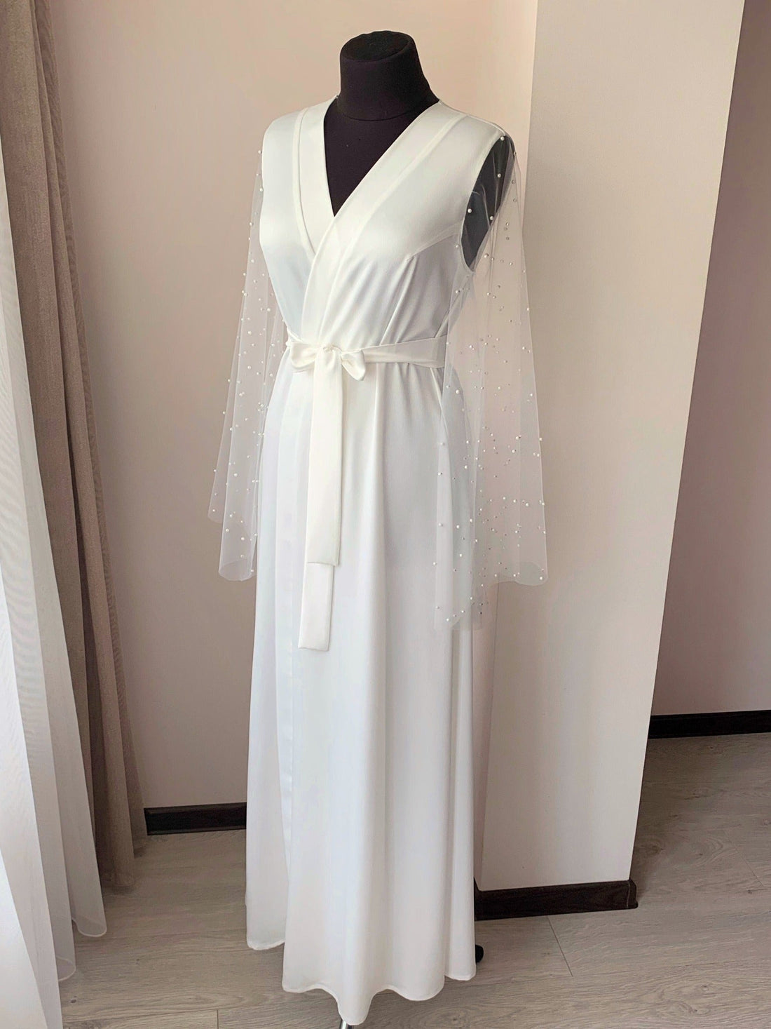 Long bridal robe with pearls sleeves 